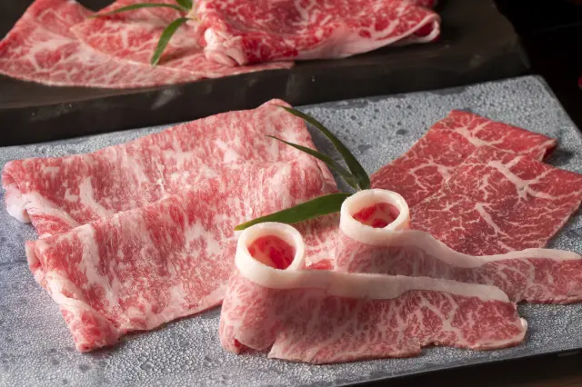 脂身が少なく、赤身肉本来の旨みが味わえる「甲誠牛」