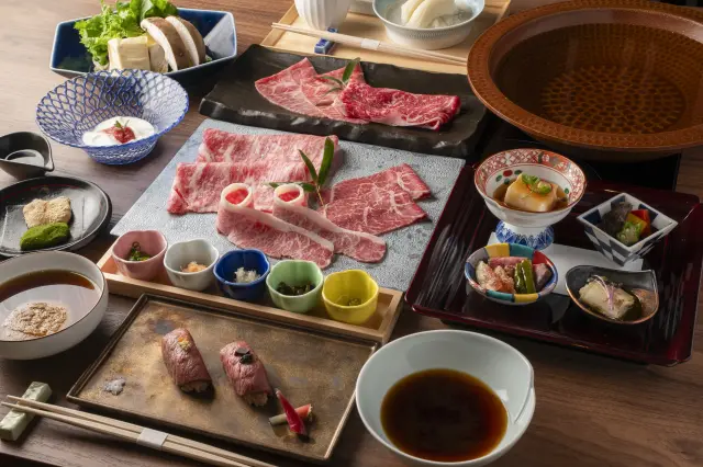 肉寿司もセットになったしゃぶしゃぶコースが看板メニュー