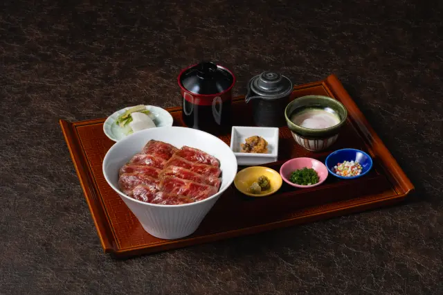 ランチはあか牛丼、ひつまぶし、鉄板焼きなど豊富なラインナップ