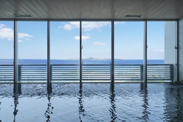 海を眺めながら浸れる『ジュラ紀温泉「美ら海の湯」』