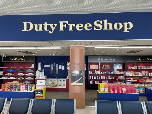 国際線利用者向けの免税売店もあり