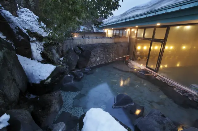 庭園の四季を間近に感じられる露天風呂