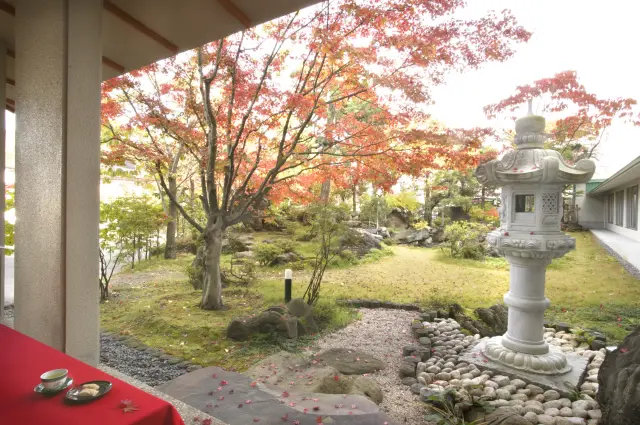 季節ごとに異なる表情を見せる日本庭園