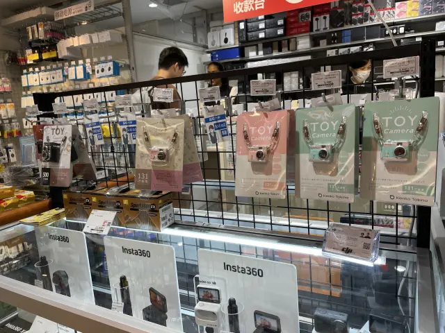 还有全景相机和玩具相机等商品