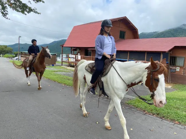 広大な草原を乗馬でトレッキング