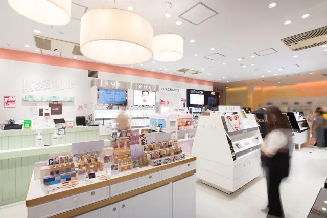 自由にアイテムを試せるセミセルフ型の店内