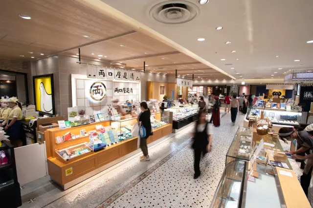 地下2階には老舗と銘菓が集う「和の銘店街」がある