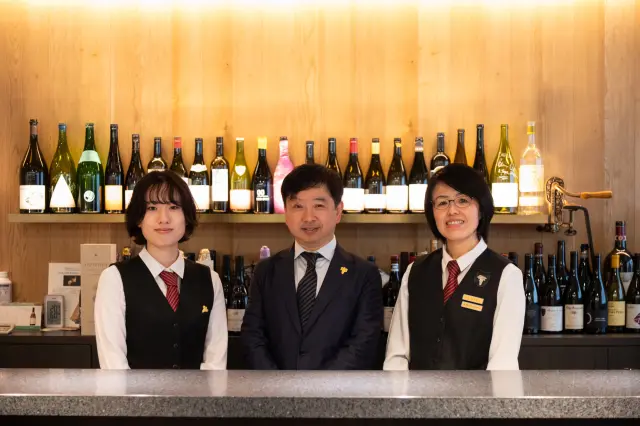 ワインに精通したスタッフが出迎える