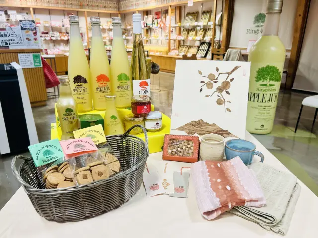 売店ではりんごの加工品を多数販売