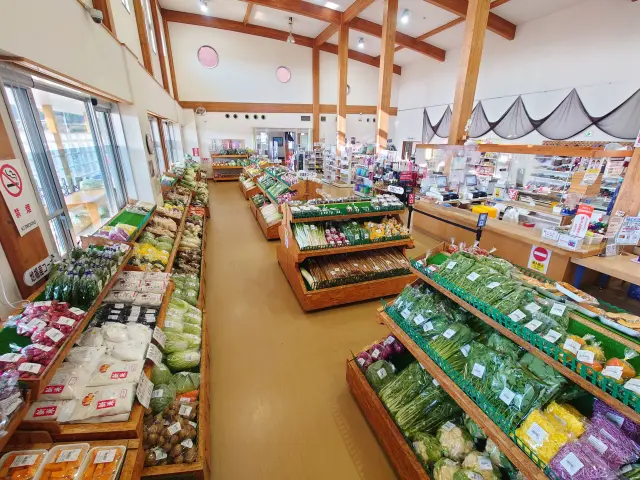 東北町産の野菜や海産物がずらり
