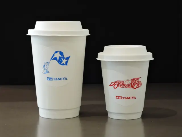 オリジナルマグカップでドリンクを提供
