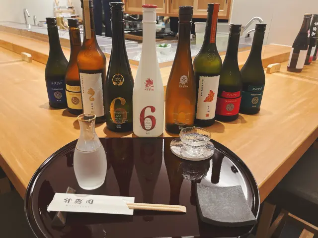 カウンター席のほか、テーブル席、個室もあり