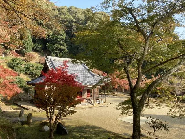 境内に凛と佇む本堂は1916年に再建されたもの