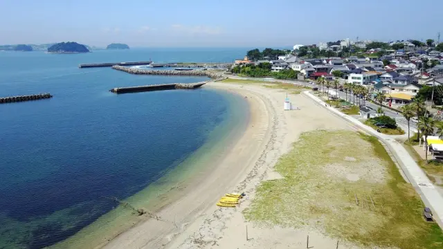 長さ約300mの遠浅のビーチ。毎年7、8月には海水浴場がオープンする