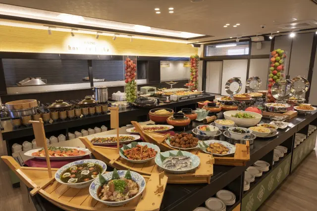 地元の旬食材を使った料理が並ぶ夕食バイキング　※イメージ画像です