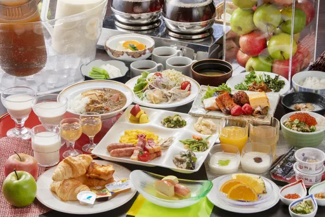 りんごの冷製スープやりんごジュース飲み比べが評判の朝食　※取分けイメージ画像です