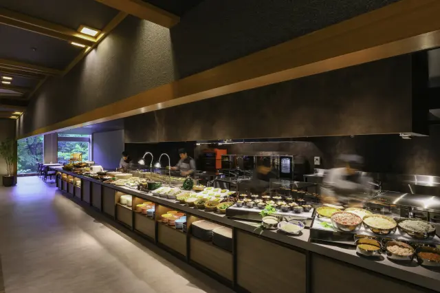 夕食バイキングはライブキッチンで出来立てを提供