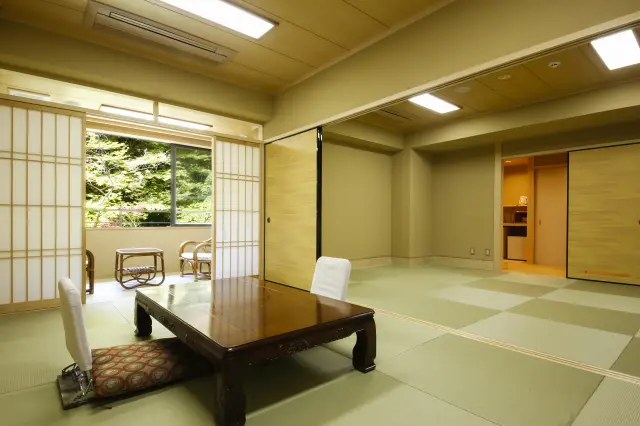 客室は畳の香りが落ち着く和室が中心