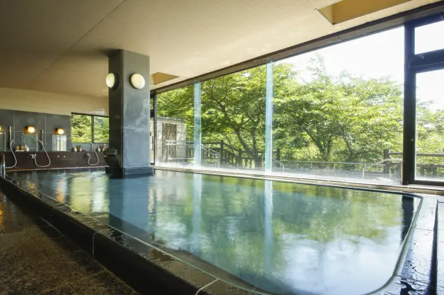 広々とした大浴場からも信貴の山並みが広がる