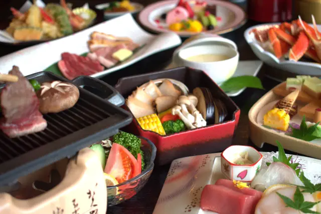 奈良のブランド肉である大和牛、ヤマトポーク、大和肉鶏を味わえるコースが人気