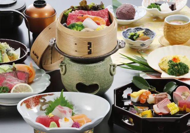 夏ははもすき、冬はてっちりなど、季節の味覚が味わえる