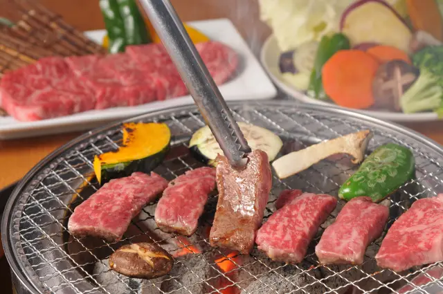 青森県産の八甲田山短角牛を炭火焼きで楽しめる