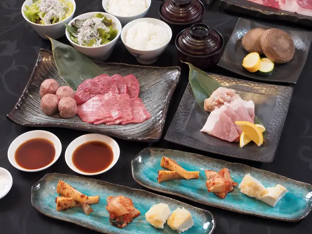 料理長厳選の極上肉を、炭火焼きで味わう贅沢な特別コース