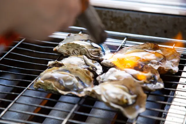 シンプルにレモンを絞っていただくのが「焼き牡蠣」の基本系