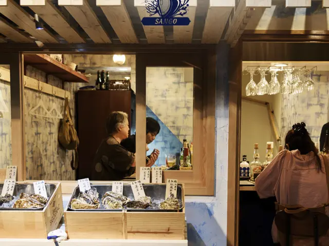 かき小屋をモダンに仕上げた店構え