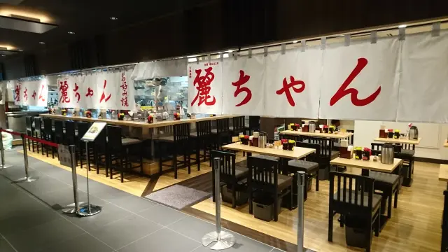 JR広島駅直結「ekie」1階に店を構える
