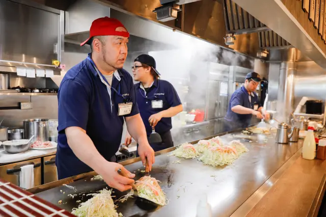 熟練の技で目の前で焼き上げる様に釘付け