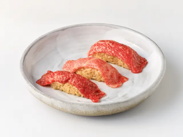 豊かなうま味を楽しめる「榊山牛炙り寿司」
