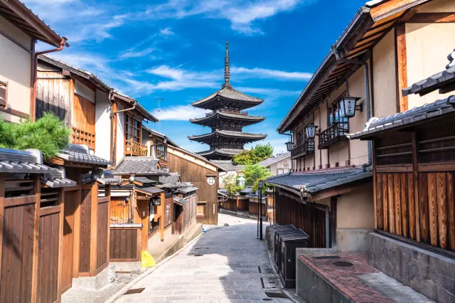 伝統的な町屋や土産物店が並ぶ石畳の参道