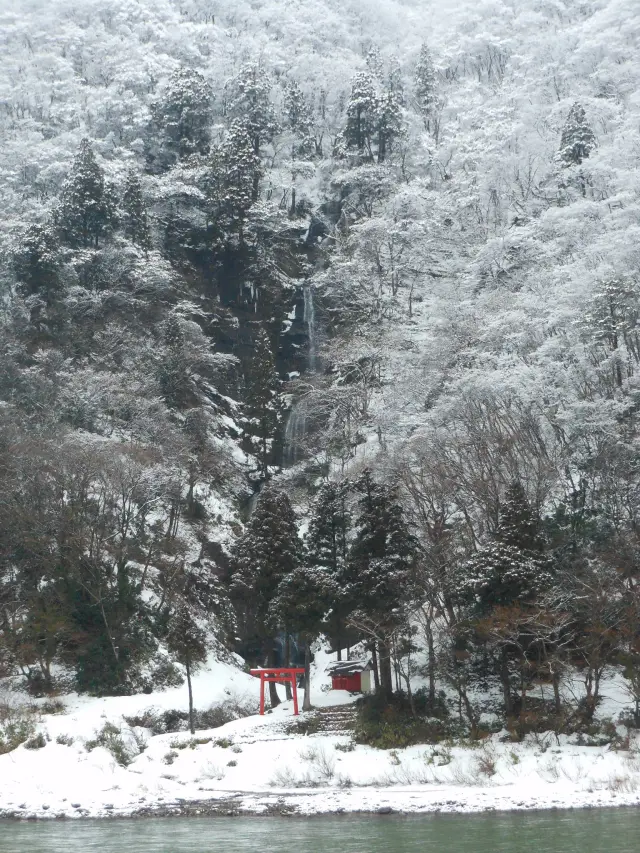 雪が積もると、静謐な空気が流れ荘厳な雰囲気に