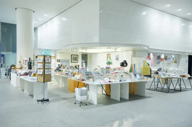 所蔵作品をモチーフにしたオリジナルアイテムがそろうショップにも注目 ⒸAtsuko Chiba