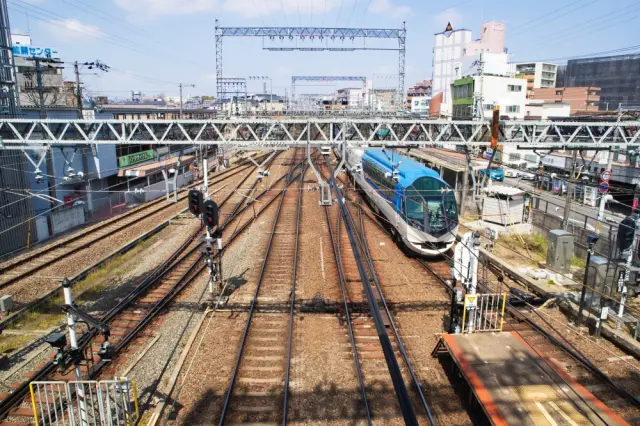 交差する線路と行き交う電車を一望できる展望デッキ