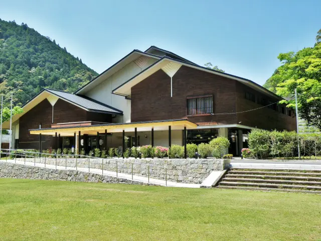 深い山あいと渓谷の自然に包まれて過ごすことができる