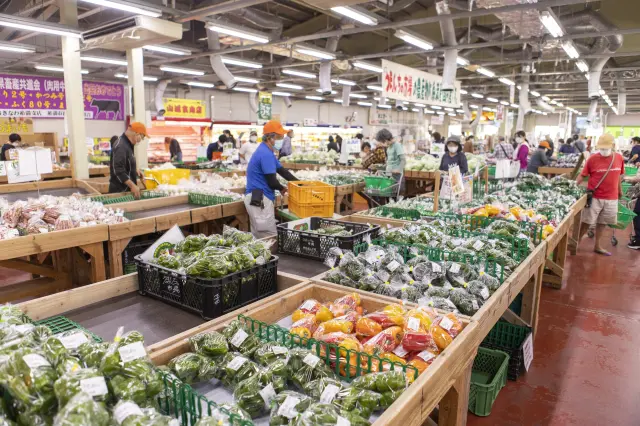 地元の人にまじっての買い物が楽しい「うまんちゅ市場」