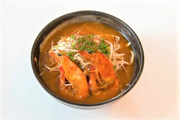 久米島名産の車エビ料理や沖縄料理もはずせない