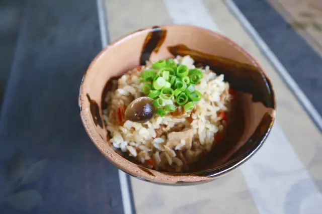 そばの出汁で豚肉、しめじ、人参を炊き込んだ「じゅーしぃ」