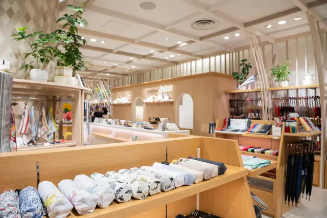 2階「ShinQsパーツ ジョイスト」。ファンシー雑貨・ポーチ・傘・アクセサリーなど大人かわいい雑貨が並ぶ