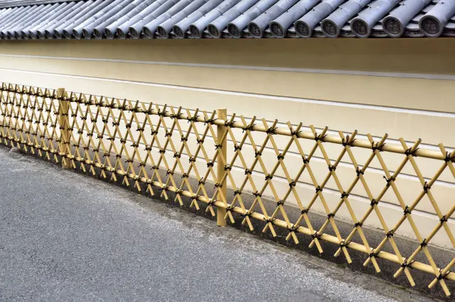 斜めに編む「矢来垣」