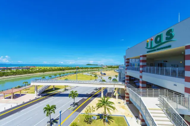 Enjoy shopping and dining with the beach right at your doorstep
