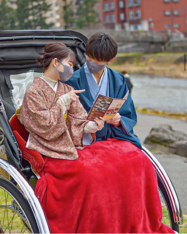 着物を着て乗車する客も多い