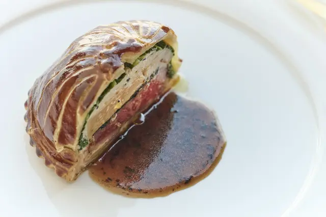 代々受け継がれてきたスペシャリテをはじめとする料理を堪能