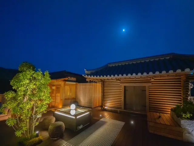 宿泊者専用の屋上庭園は夜のライトアップも実施