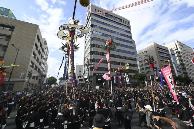 地域ごとに制作した個性あふれる大旗を掲げて練り歩く旗頭行列