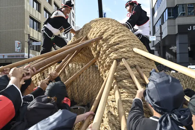 地域ごとに制作した個性あふれる大旗を掲げて練り歩く旗頭行列