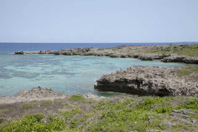 断崖絶壁からダイナミックな海を一望（©OCVB）