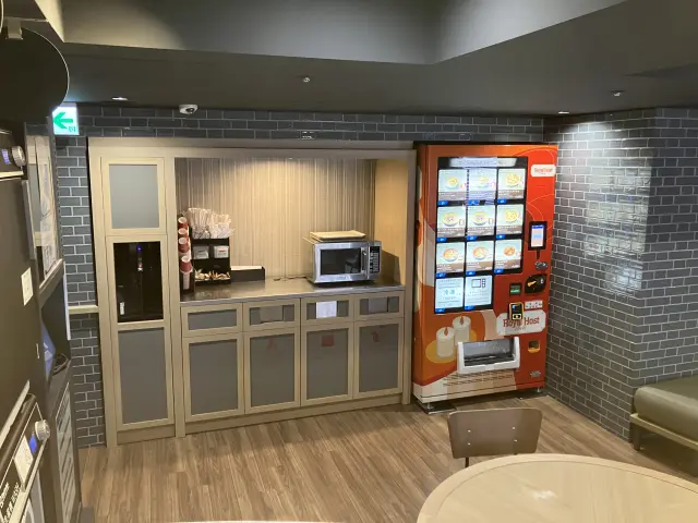 系列レストランのデリを販売する自動販売機